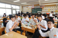 015　昼休み食事３年